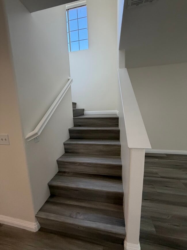 Building Photo - 204 W Walnut Ave