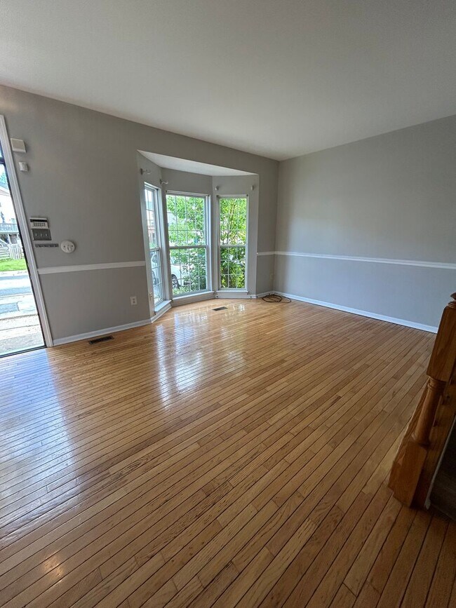 Building Photo - 3 Bedroom Single Family Townhome