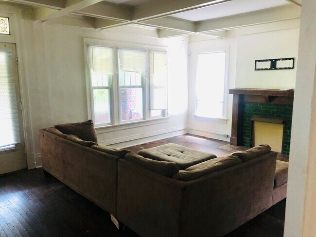 Building Photo - Large House w/ off-street parking & 3 BATHROOMS!