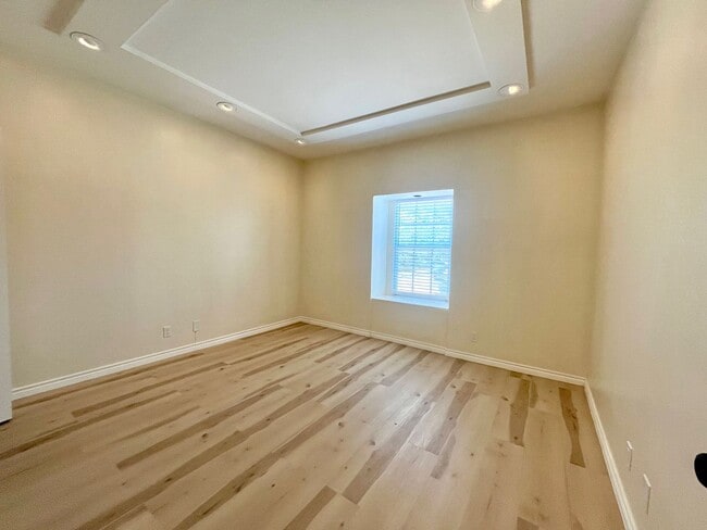 Building Photo - 2/1 Alamo Heights Condo ~ Freshly Remodele...