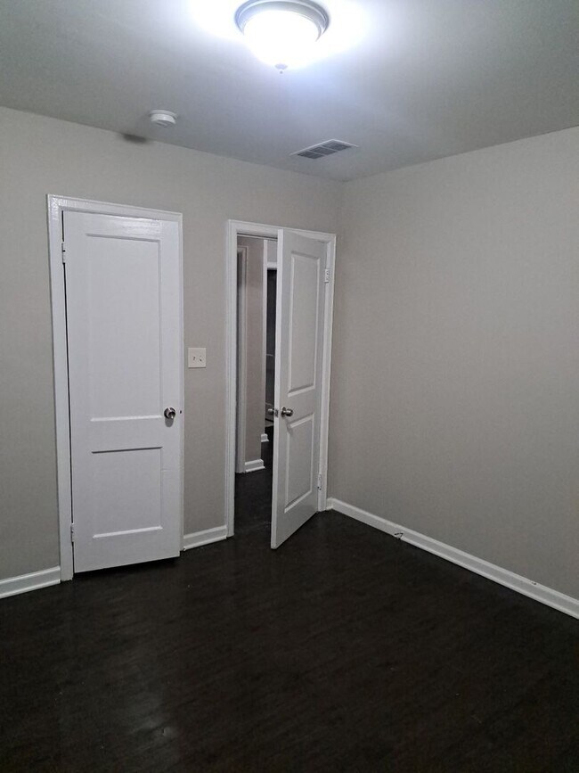 Building Photo - MOVE IN SPECIAL 1/2 OFF 1st full month if you move in by 7/1