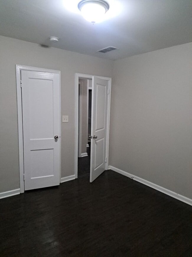 Building Photo - MOVE IN SPECIAL 1/2 OFF 1st MONTHS RENT