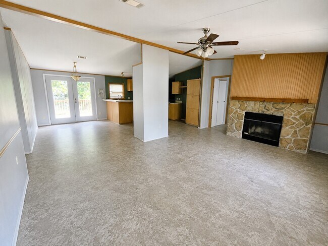 Building Photo - 573 Bluebonnet
