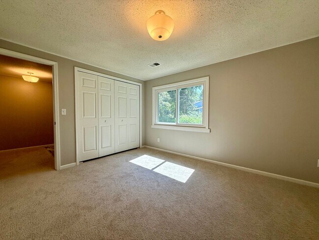 Building Photo - Remodeled 5BR/2BA Walkout Rambler Near Fish Lake Available Now! Lawn care Included!