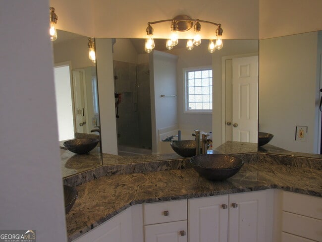 Building Photo - 305 Sunderland Cir