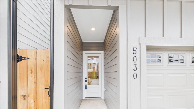 Building Photo - 5028 Creekmont Dr