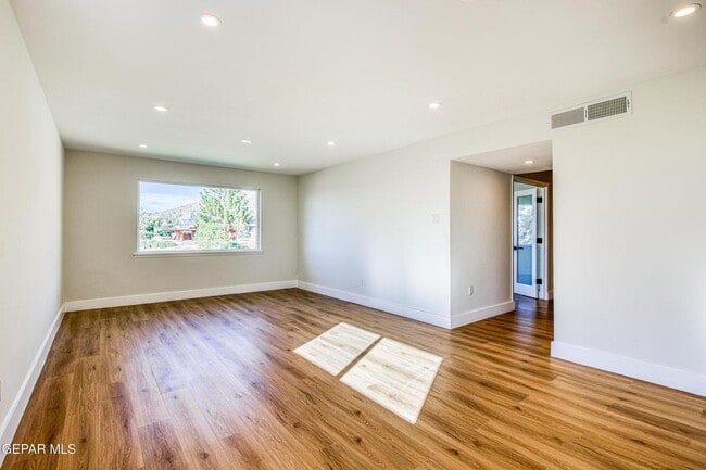 Building Photo - 1210 La Cruz Dr