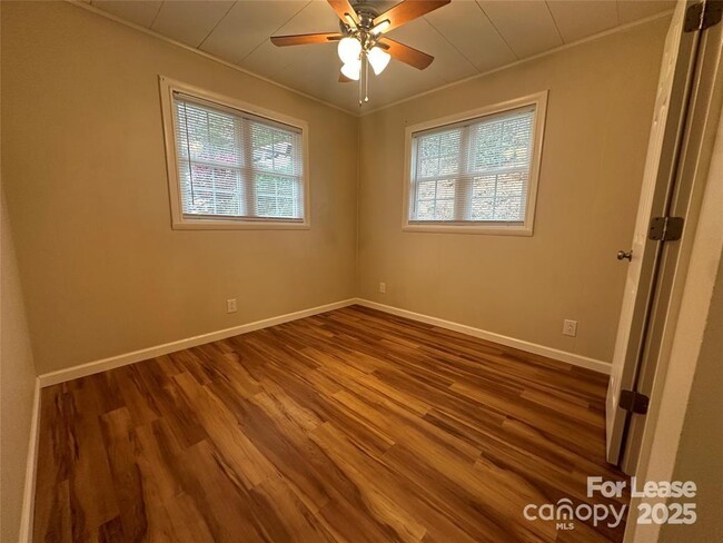 Building Photo - 236 Lakeview Dr