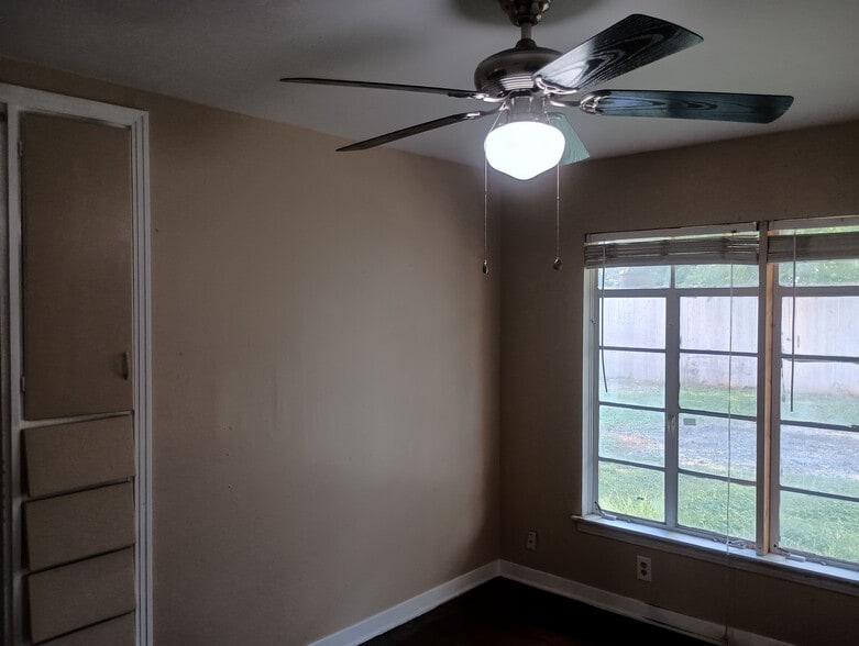 Building Photo - Room in Single Family Home on Brettonwood Dr