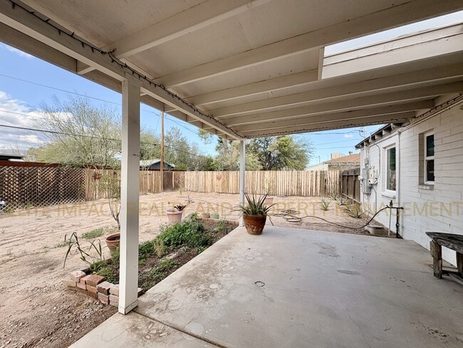 Building Photo - 5621 E Lester St