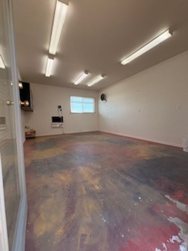 Building Photo - 3 BEDROOM 2 BATH 2 CAR GARAGE w/ Detached 2 room Shop - LONG TERM RENTAL in LHC!!