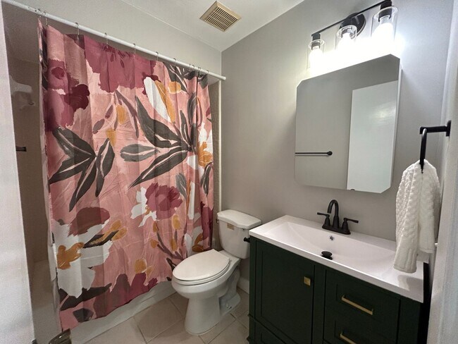 Building Photo - Longleaf 2/2 loft with bonus room-all new ...