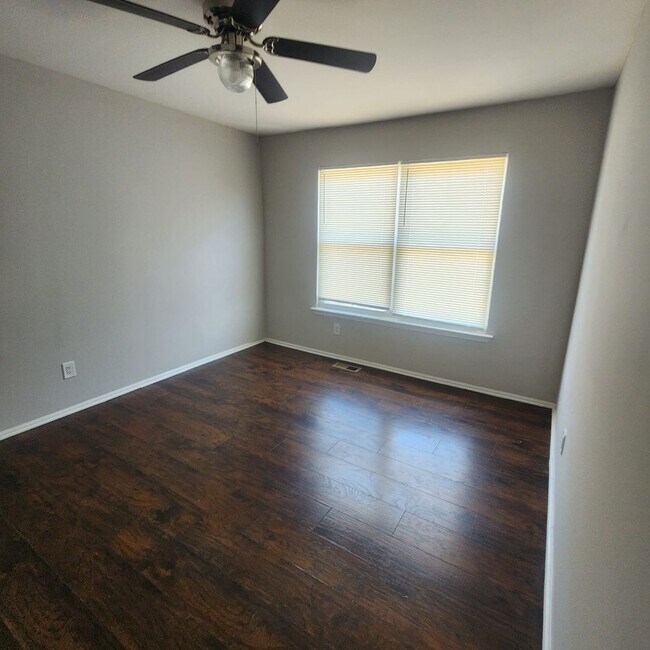 Building Photo - Spacious 3 bedroom house in Lehigh Manor