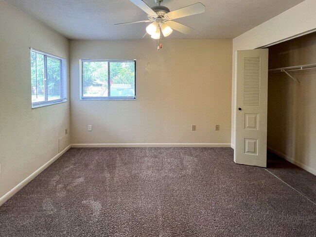 Building Photo - 2/2 Flat in Napier Oaks available Early August!