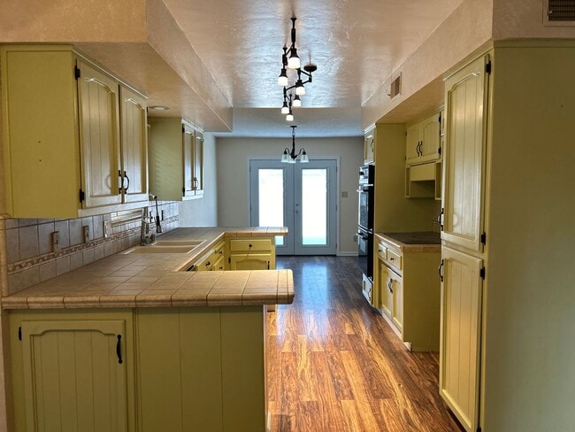 Building Photo - Charming and Close to Dining, Shopping, Gym, Theater