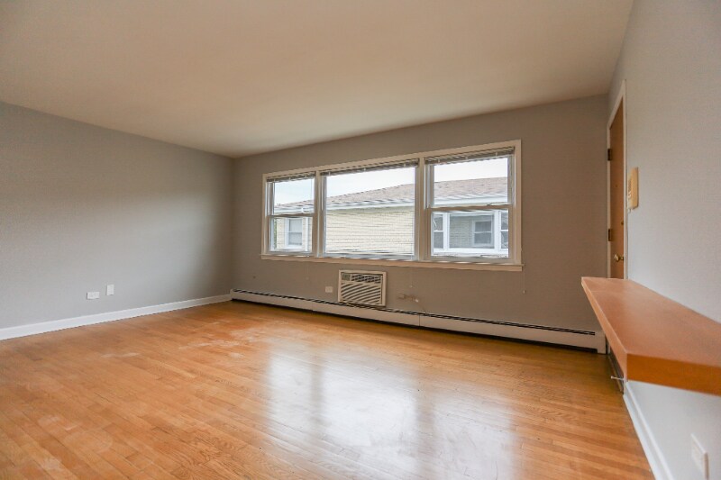 Building Photo - 8614 W Berwyn Ave