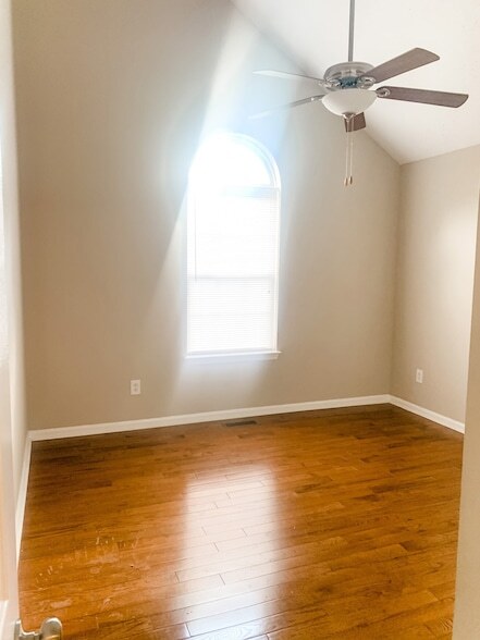 Building Photo - 118 Redbud Dr