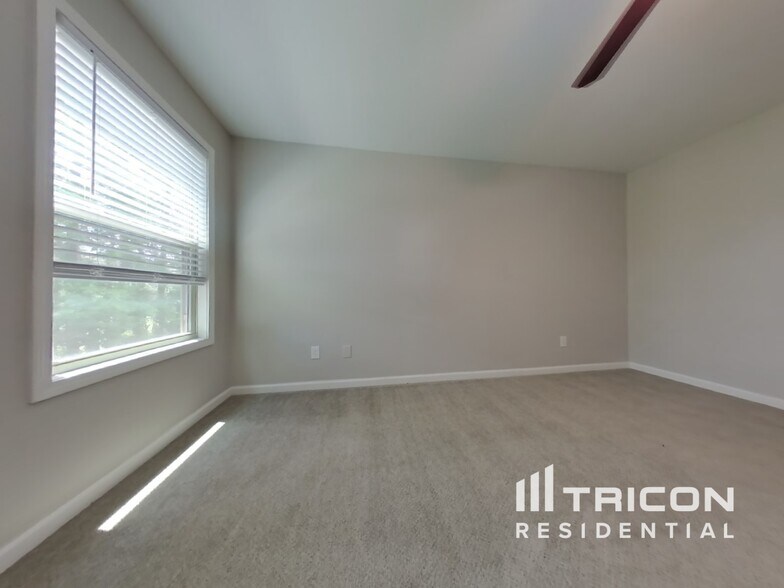 Building Photo - 652 Amberwood Dr
