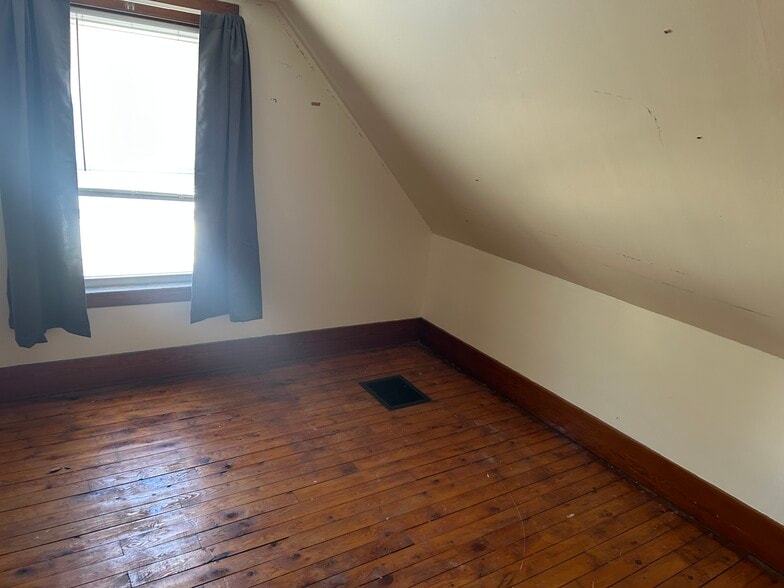 Building Photo - 345 Main St