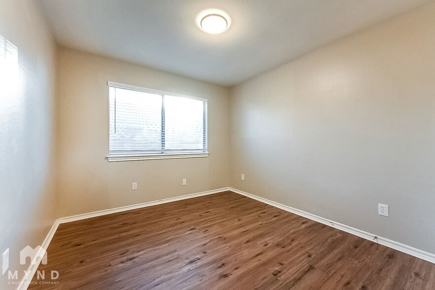 Building Photo - 2526 Sunset Dr