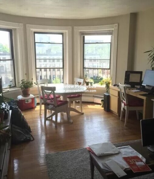 Building Photo - 922 Beacon St