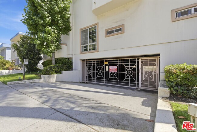Building Photo - 11110 Camarillo St