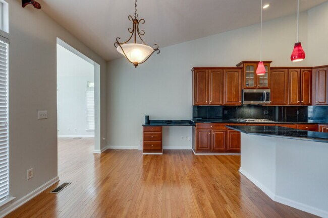 Building Photo - Luxury, Location, and Lifestyle on Rolling...