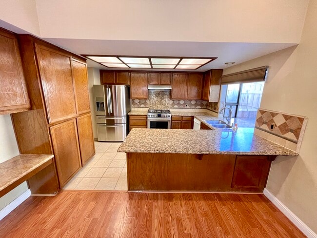Building Photo - 3520 Pleasant Knl Dr