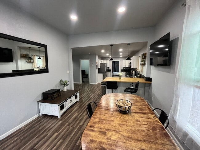 Building Photo - ALL PROSPECTIVE TENANTS MUST SUBMIT A $58 ...
