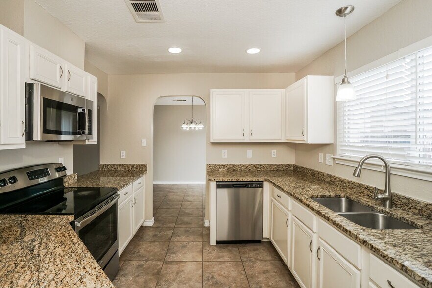 Building Photo - 8714 Sunview Park