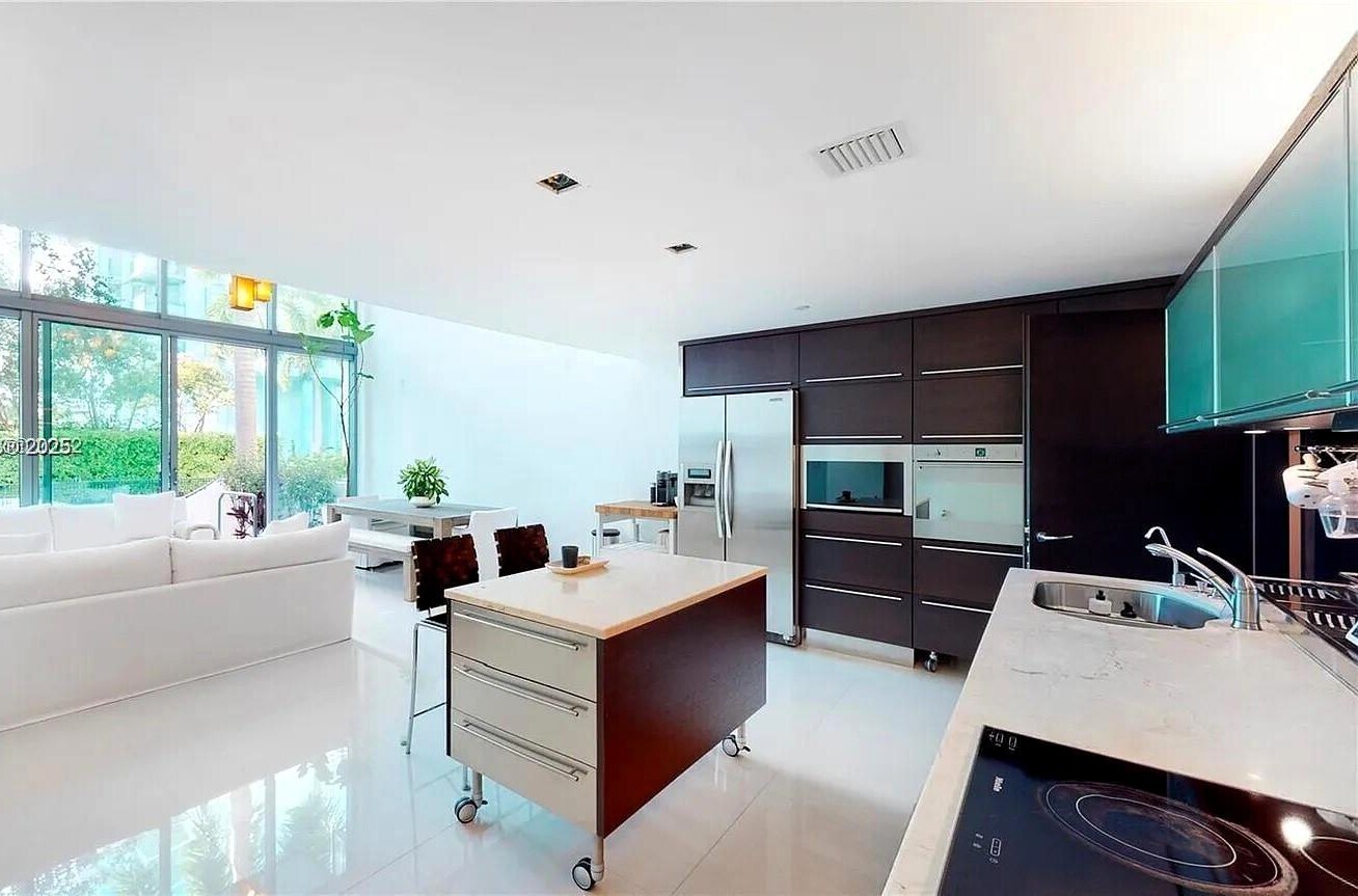 Building Photo - 6000 Collins Ave