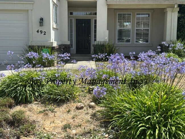 Building Photo - **Spacious 4 Bedroom Home with Vaulted Ceilings & Large Backyard – North Salinas**