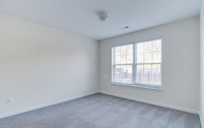 Building Photo - Charming Abingdon Townhome with Modern Upgrades!