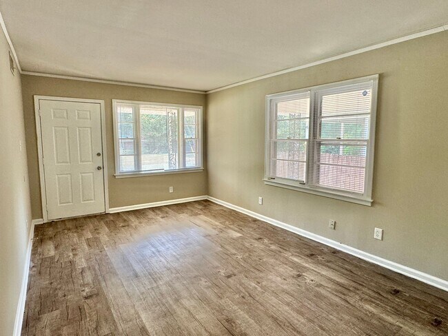 Building Photo - Dreamy 3-Bedroom