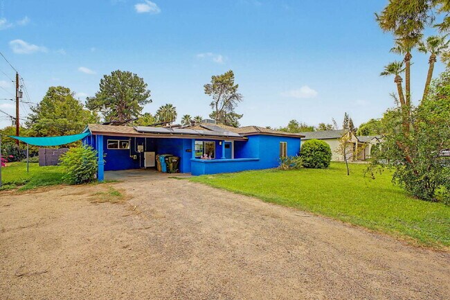 Building Photo - Blue Beauty in Historic District!!