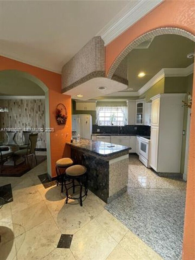 Building Photo - 232 SW 7th Ave