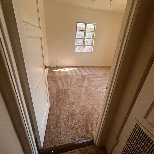 Building Photo - Cozy 2 bedroom 1 bath Tempe Home – Availab...