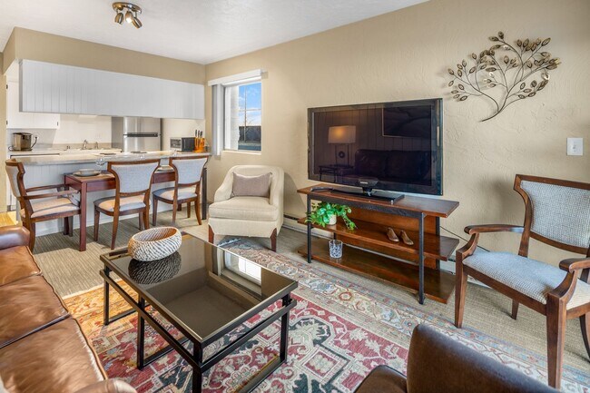 Building Photo - Downtown Furnished 1 Bed / 1 Bath Apartmen...