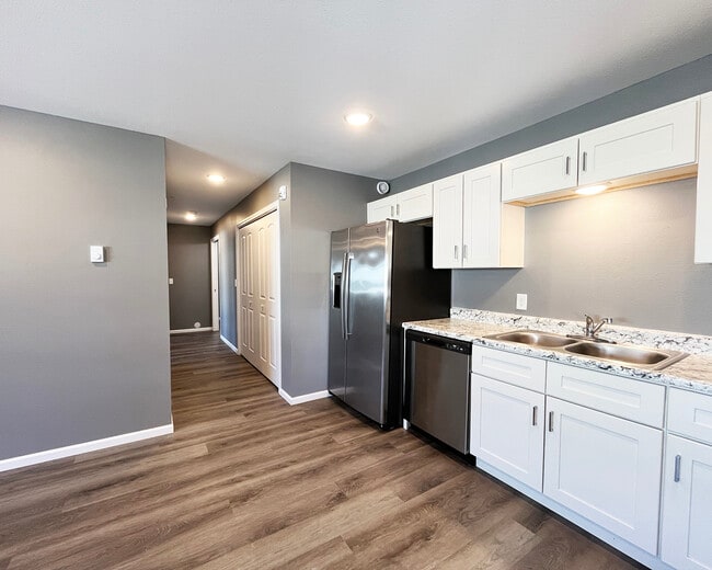 Building Photo - Creekside Townhomes