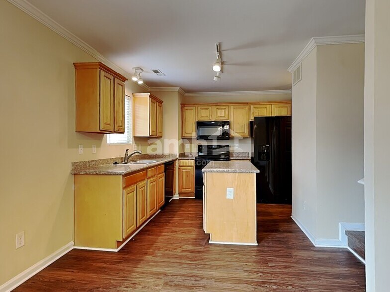 Building Photo - 502 Walnut Crossing Dr