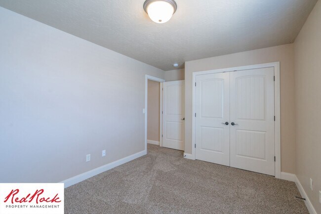 Building Photo - Dog Friendly, Pleasant 4 Bedroom, 2.5 Bathroom Townhome