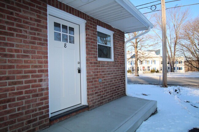 Building Photo - Beautifully remodeled and completed efficiency studio "FREE MONTH OF RENT!*"