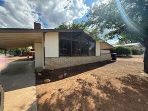 Building Photo - 2 Bedroom 1 Bath Contact Property Pros Pro...