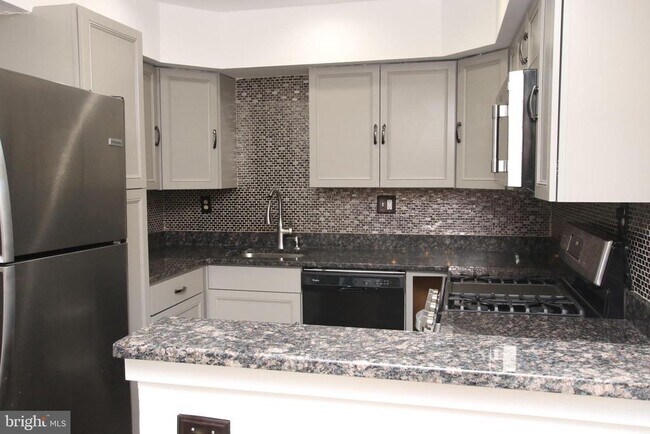 Building Photo - 210 James Ct