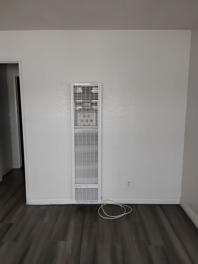 Interior Photo - Singer Cedar 9852-54 Cedar