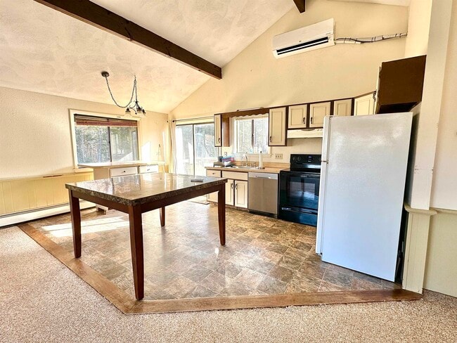 Building Photo - 253 Linderhof Strasse