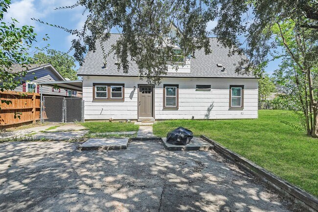 Building Photo - 7323 Farnsworth St