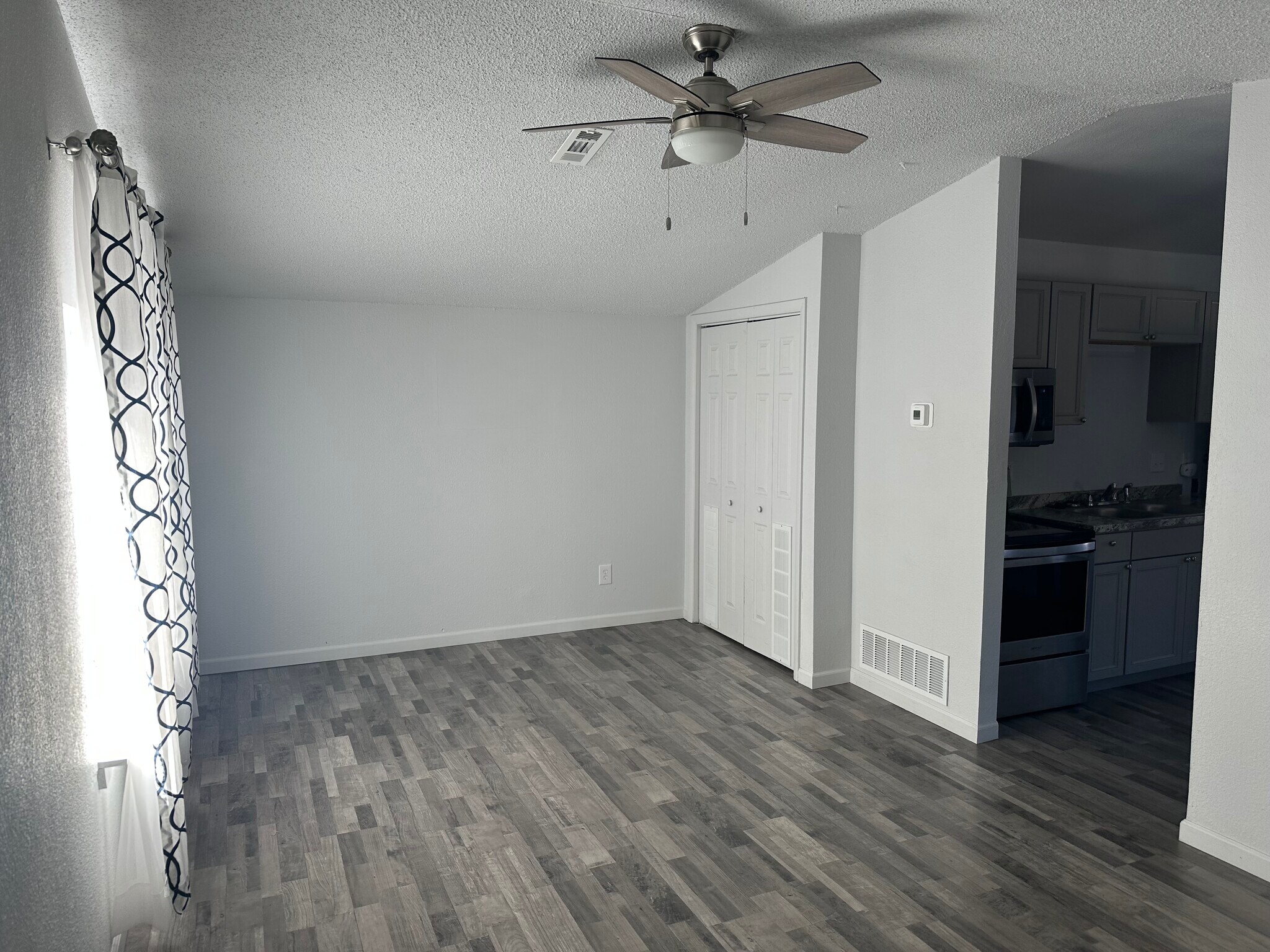 Living room - 1123 Topaz Pl