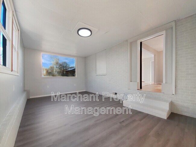 Building Photo - 1104 Dorothy St