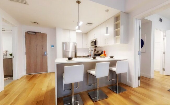 Building Photo - 627 Columbus Ave